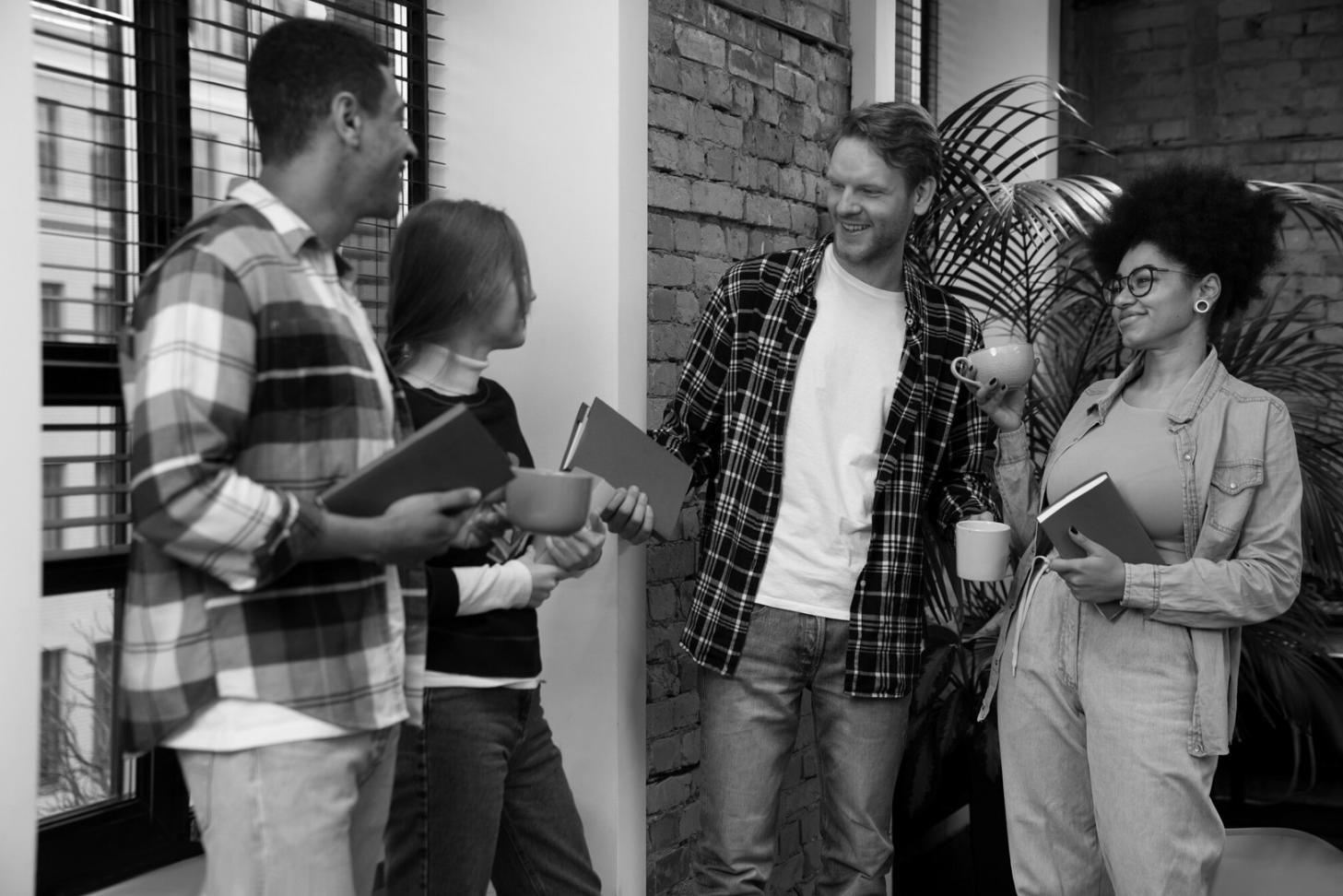 Participant analysant des données financières lors d'une session de formation pratique