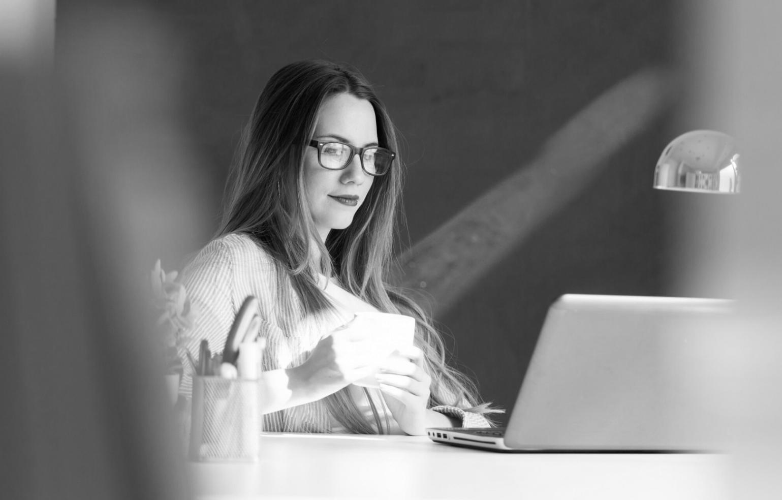 Équipe cendariqos analysant des données financières en collaboration